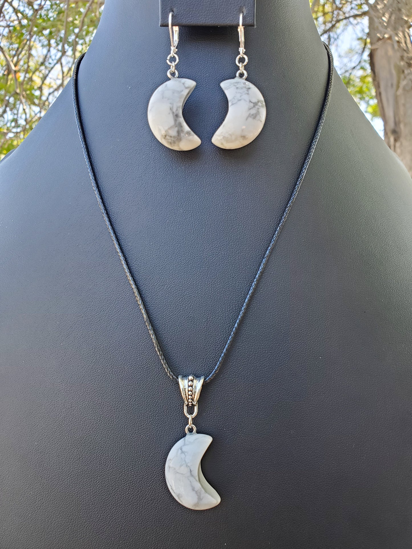 Howlite Moon Set